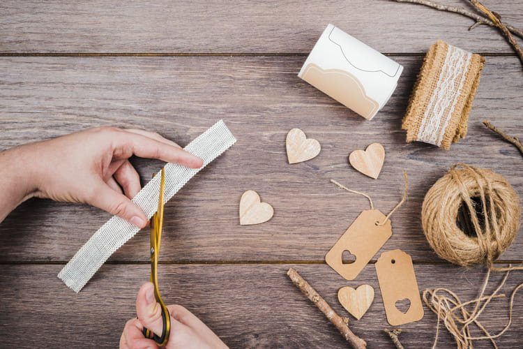 Nesta imagem, temos tesoura, barbantes, papel, etiqutas, coisas realmente para fazer sei Diy faça você mesmo.