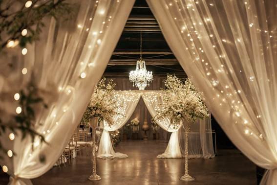 Nesta imagem, colocamos uma decoração de um casamento, com muitas luzes, arranjo de flores verde e branco, simples e lindo.