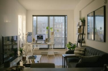 Ambiente pequeno multifuncional combinando home office com escrivaninha e sala de estar