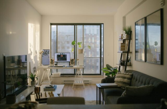 Ambiente pequeno multifuncional combinando home office com escrivaninha e sala de estar