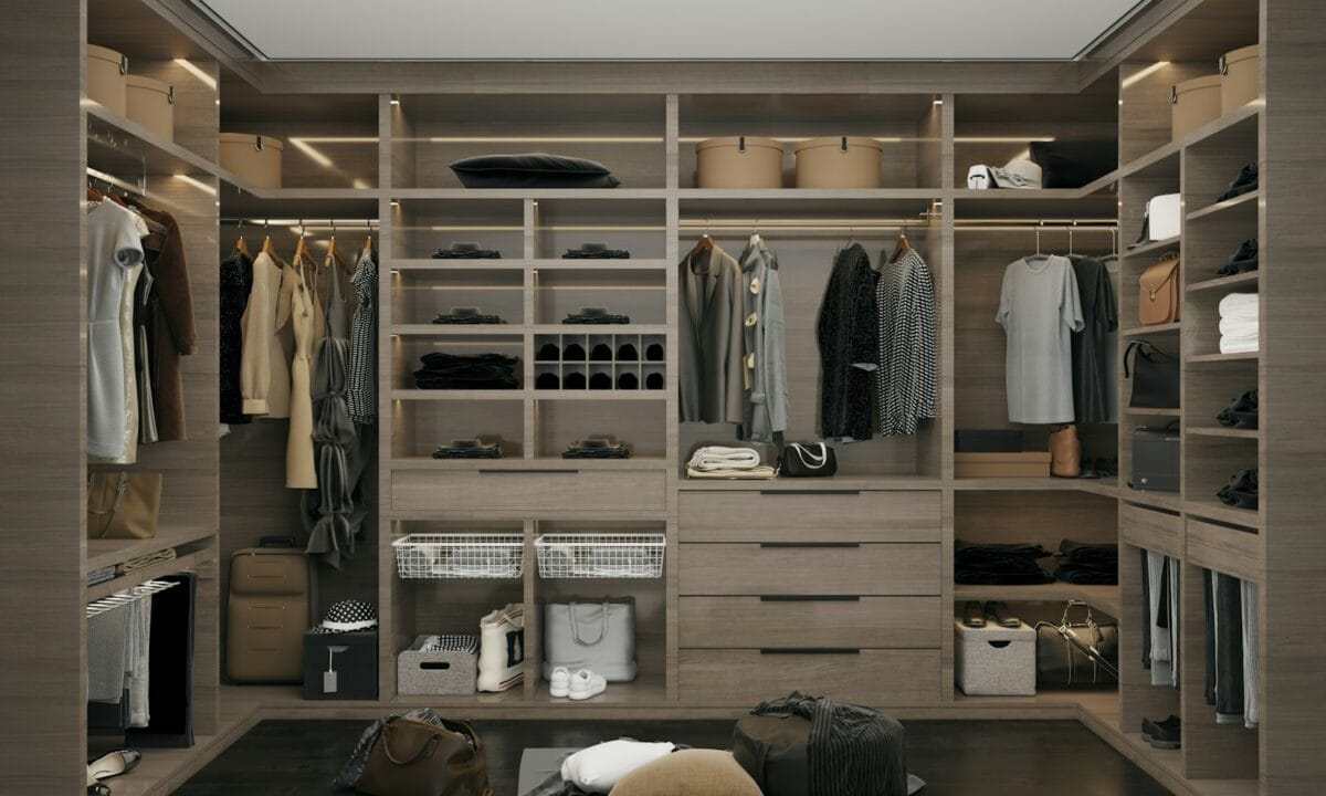 Armário guarda-roupa organizado com roupas dobradas e penduradas