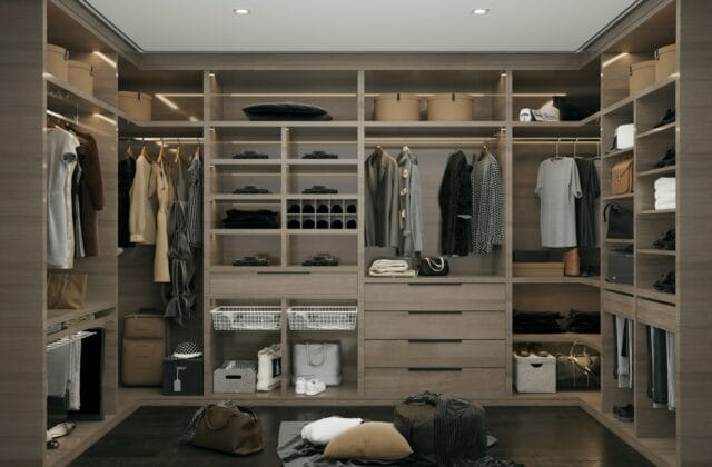 Armário guarda-roupa organizado com roupas dobradas e penduradas