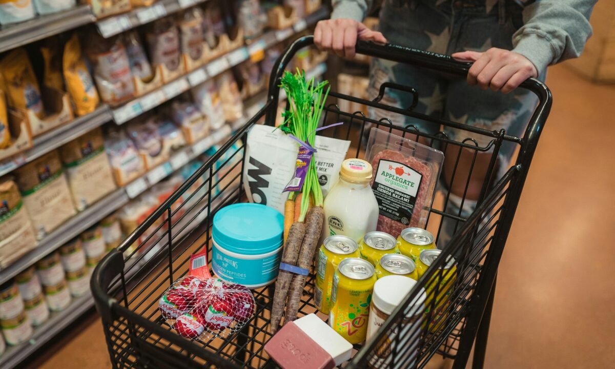 Carrinho de supermercado cheio de alimentos e produtos de compras