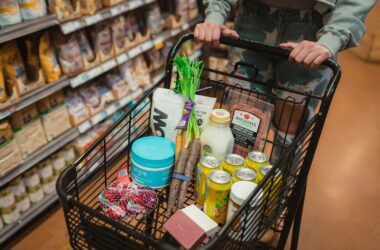 Carrinho de supermercado cheio de alimentos e produtos de compras