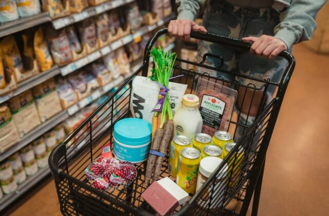 Carrinho de supermercado cheio de alimentos e produtos de compras