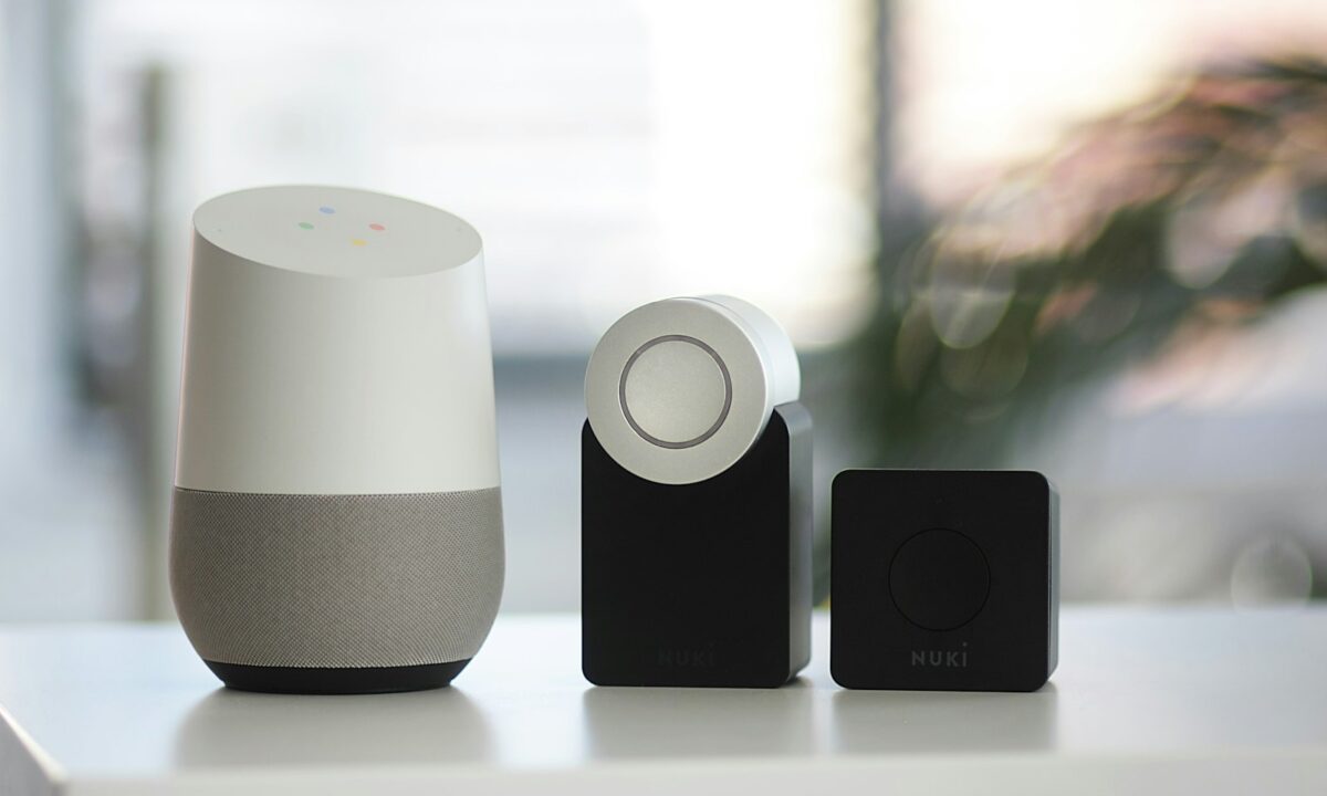 Alto-falante inteligente com assistente de voz em ambiente doméstico automatizado