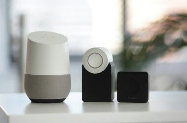 Alto-falante inteligente com assistente de voz em ambiente doméstico automatizado