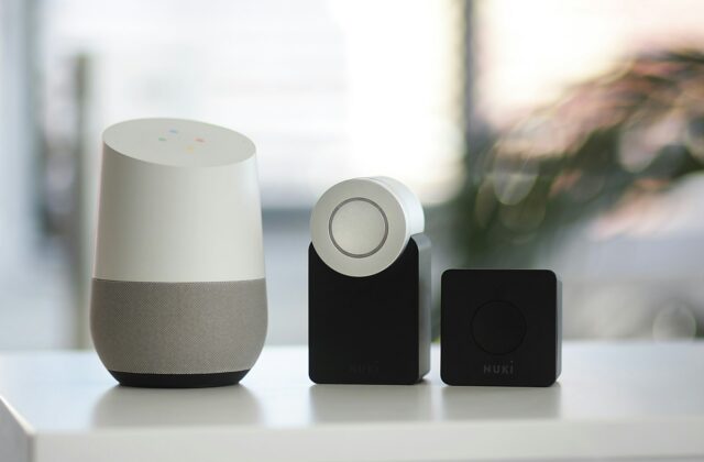 Alto-falante inteligente com assistente de voz em ambiente doméstico automatizado