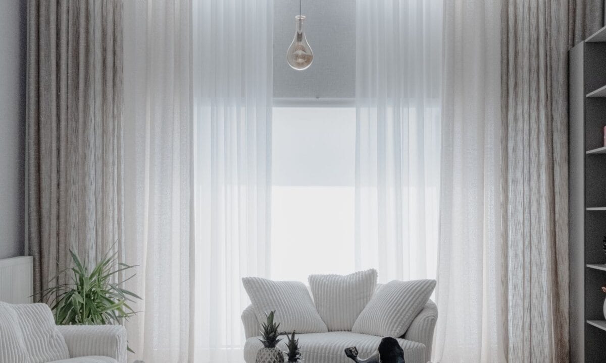 Sala de estar minimalista com poucos móveis, tons neutros e ambiente clean