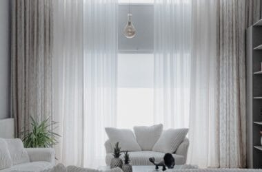 Sala de estar minimalista com poucos móveis, tons neutros e ambiente clean