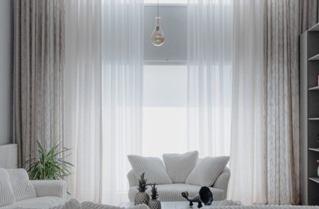 Sala de estar minimalista com poucos móveis, tons neutros e ambiente clean
