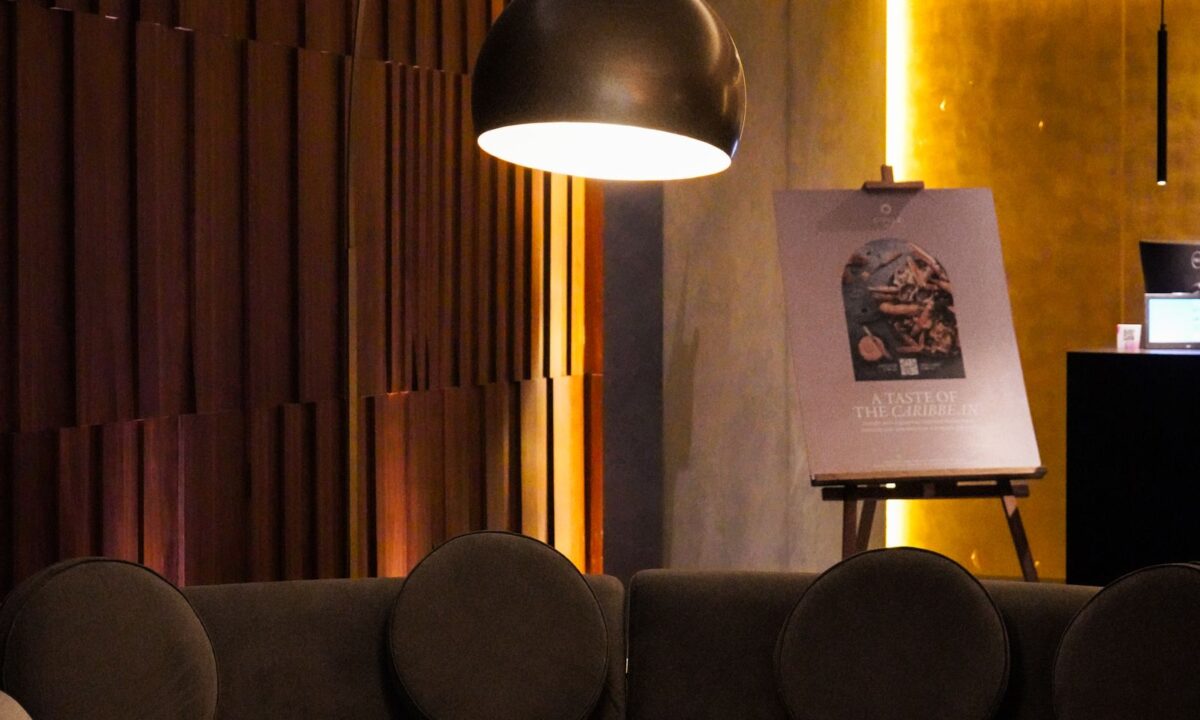 Sala aconchegante com sofá curvo e luminária redonda, exemplo de formas arredondadas na decoração