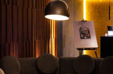 Sala aconchegante com sofá curvo e luminária redonda, exemplo de formas arredondadas na decoração