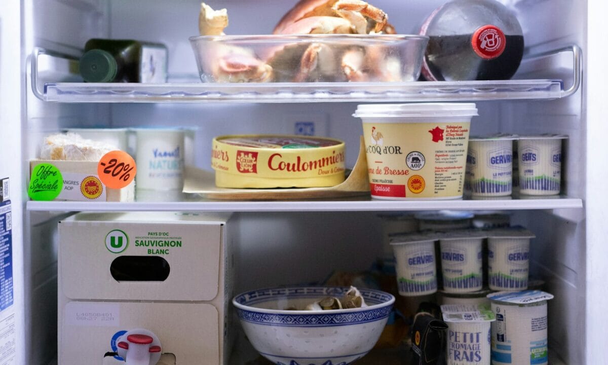 Geladeira aberta, limpa e organizada com alimentos frescos