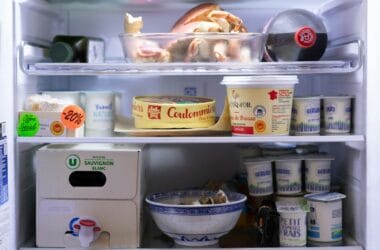Geladeira aberta, limpa e organizada com alimentos frescos