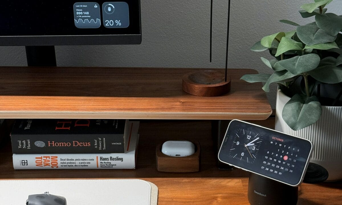 Home office aconchegante com mesa de madeira, monitor e planta