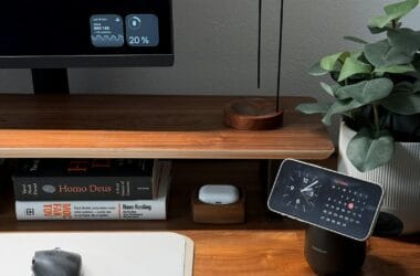 Home office aconchegante com mesa de madeira, monitor e planta