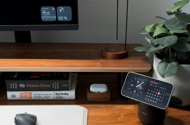Home office aconchegante com mesa de madeira, monitor e planta