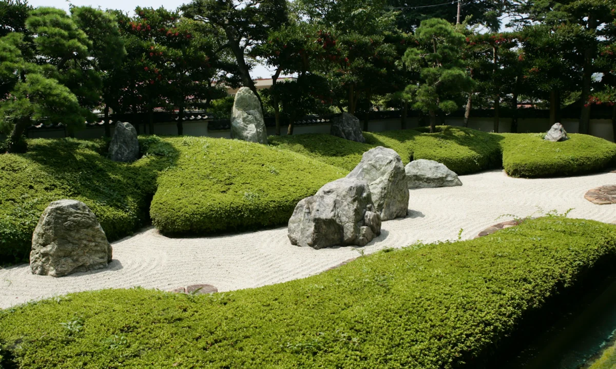 Jardim paisagístico com pedras naturais e arbustos bem cuidados
