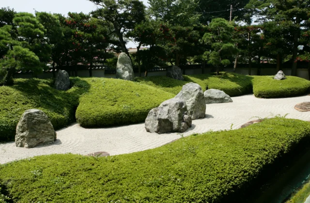 Jardim paisagístico com pedras naturais e arbustos bem cuidados