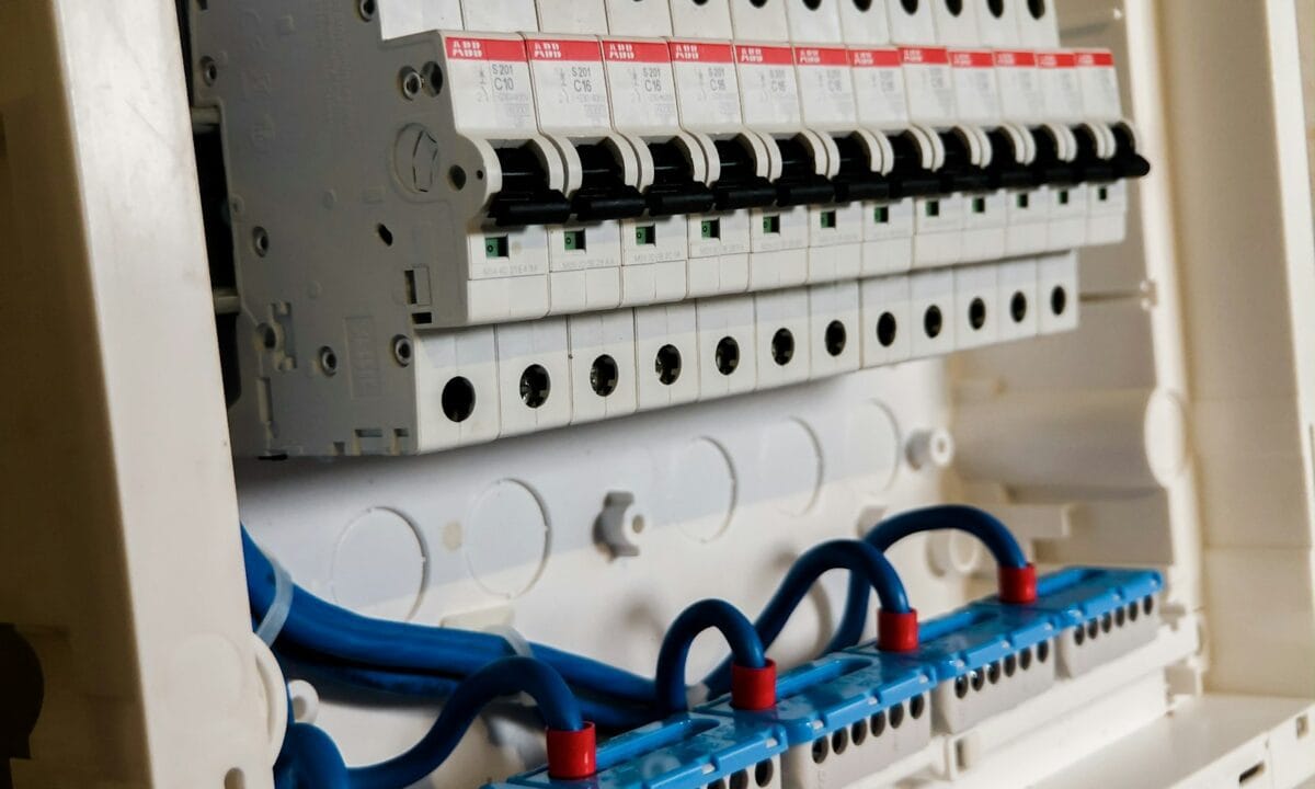 Quadro de disjuntores brancos em painel elétrico residencial