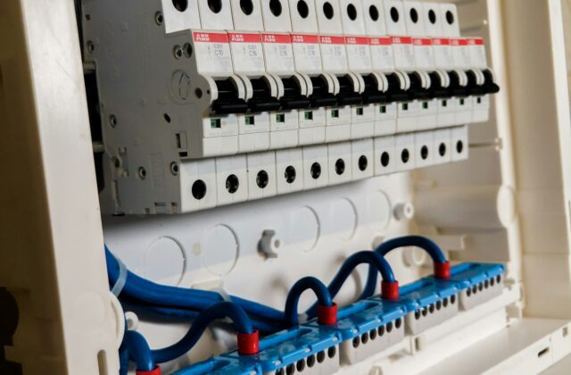 Quadro de disjuntores brancos em painel elétrico residencial