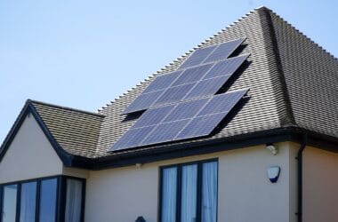 Casa residencial com painéis solares instalados no telhado, símbolo de sustentabilidade