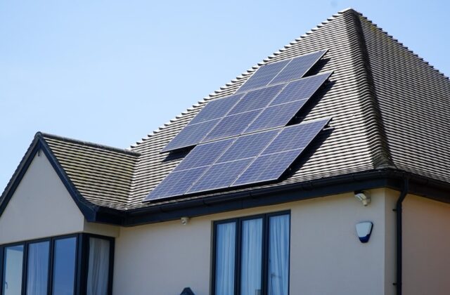 Casa residencial com painéis solares instalados no telhado, símbolo de sustentabilidade